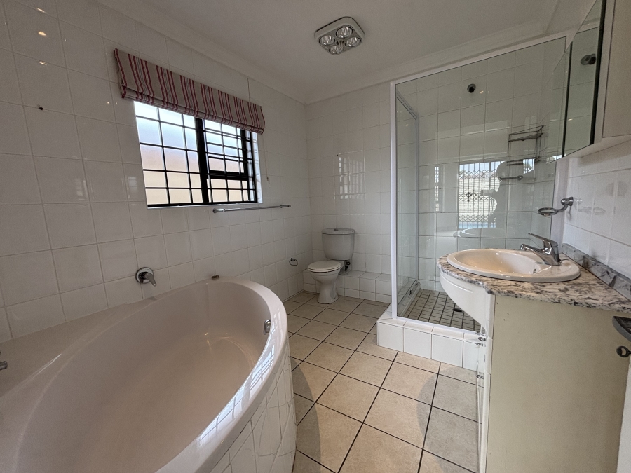 To Let 4 Bedroom Property for Rent in Summerstrand Eastern Cape